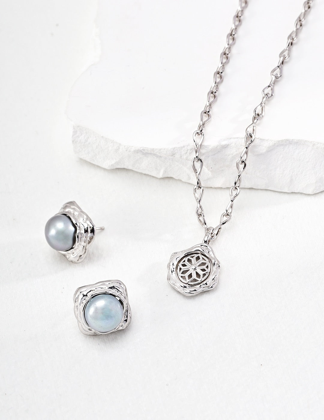 Sanato Square pearl earrings