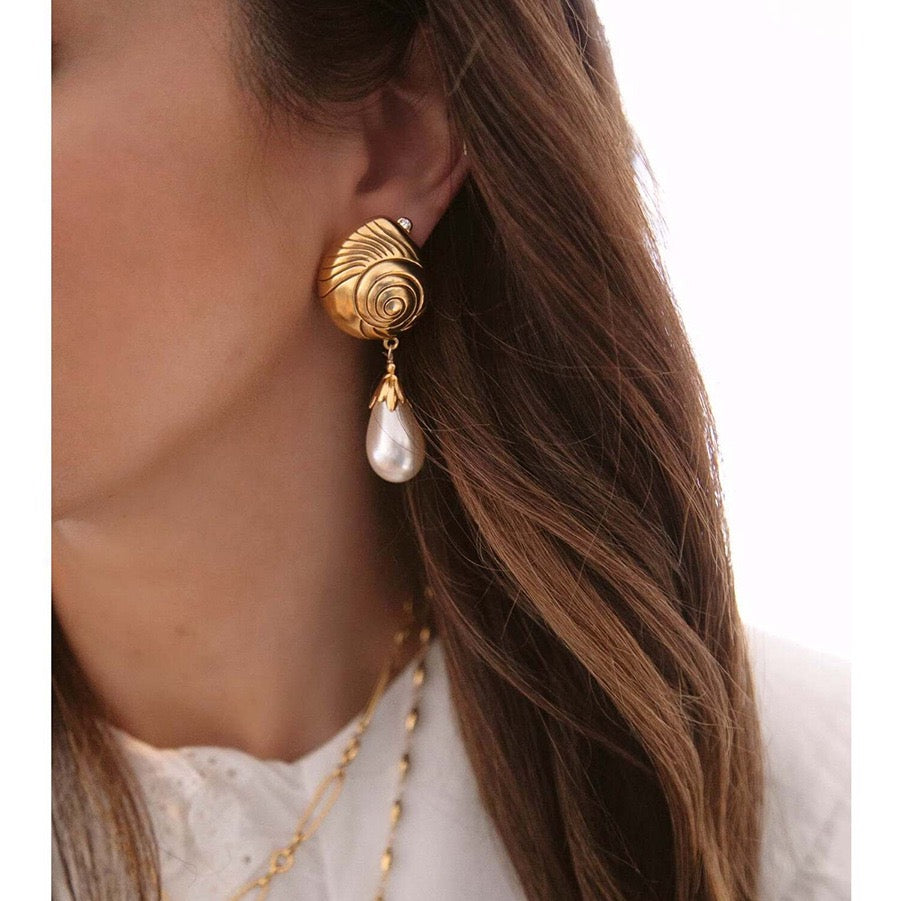 Swirl pearly earrings