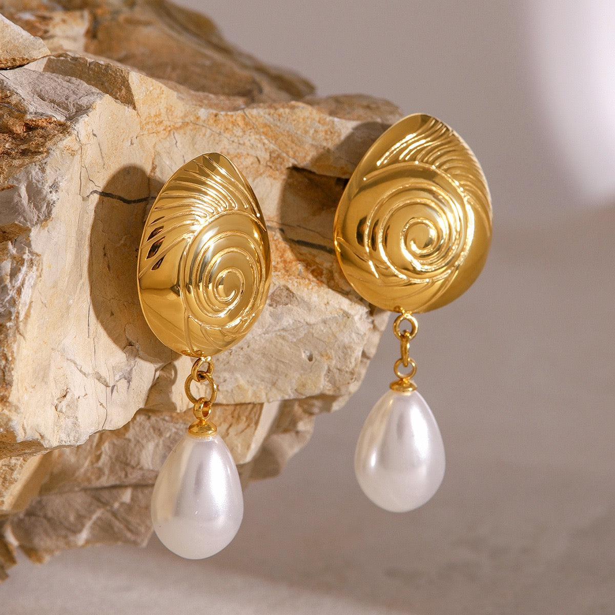 Swirl pearly earrings
