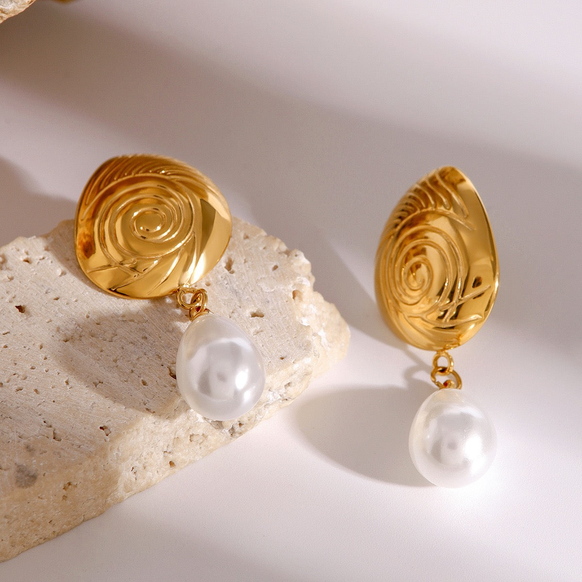 Swirl pearly earrings